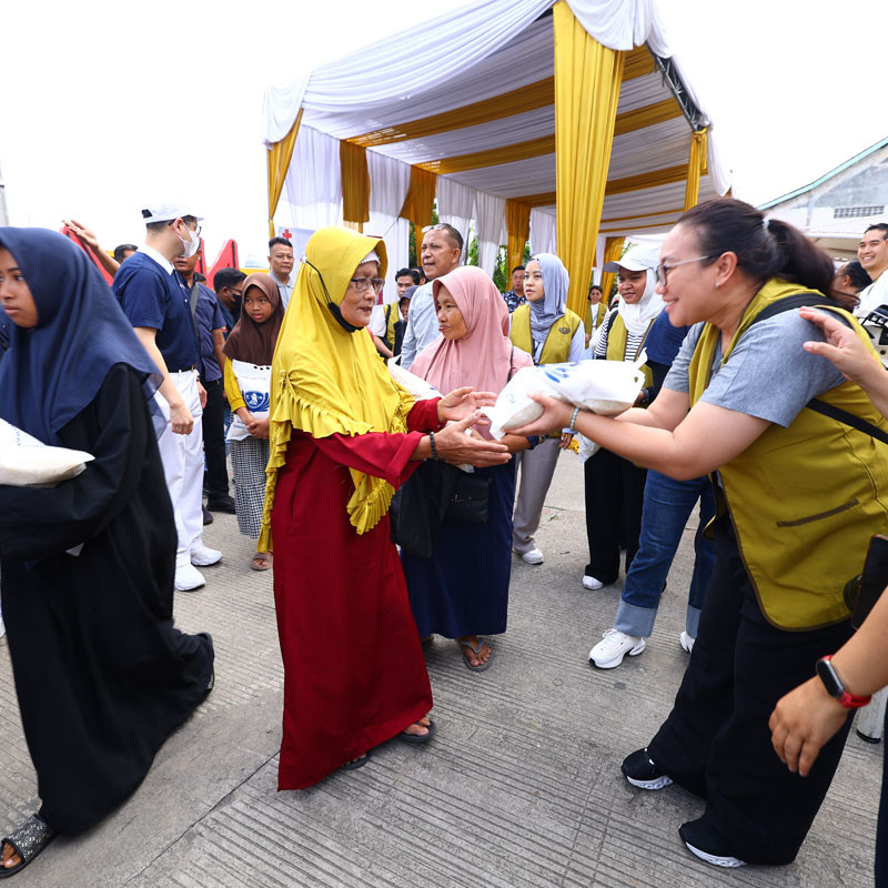 TZU CHI ASG SALURKAN BERAS CINTA KASIH UNTUK WARGA TELUKNAGA