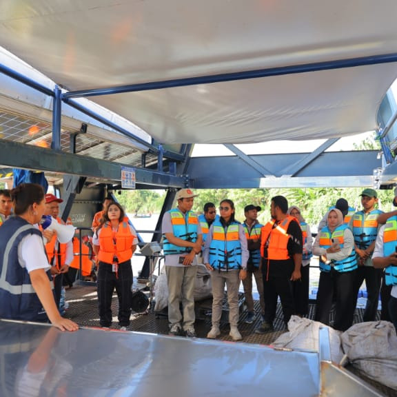 RELAWAN TZU CHI BERRSAMA KARYAWAN AGUNG SEDAYU GROUP GELAR GIAT PEMBERSIHAN SAMPAH DI DESA TANJUNG BURUNG