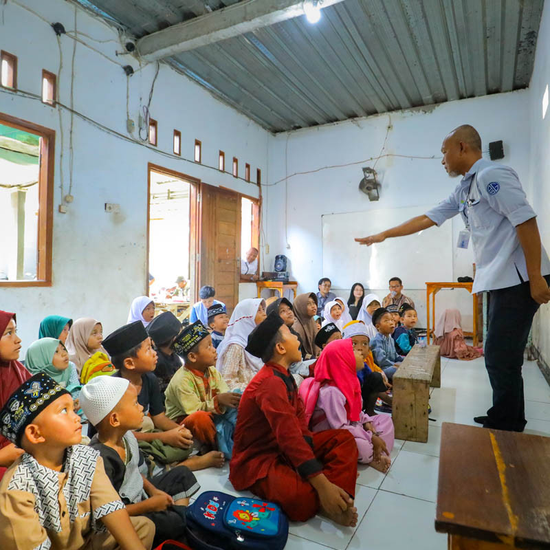 MARI MENDONGENG UNTUK ANAK-ANAK DI DESA MUARA, KECAMATAN TELUK NAGA